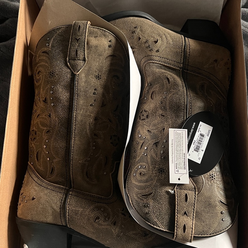 LAREDO WOMEN'S SCANDALOUS STUDDED WESTERN BOOTS